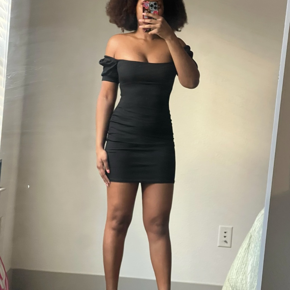 Black Sweetheart Neckline/ Off-Shoulder Dress
